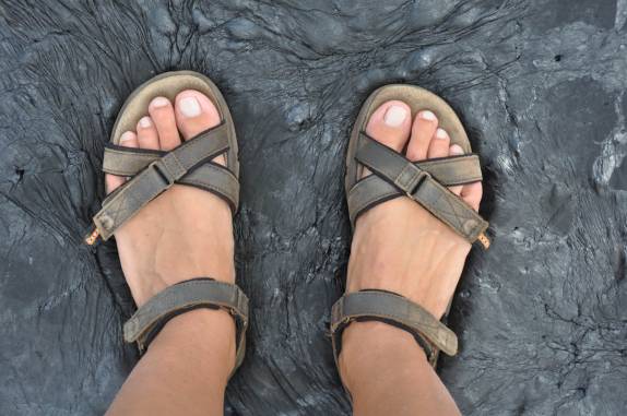 Caminhando no solo argiloso do Pitch Lake, região de San Fernado, em Trinidad e Tobago